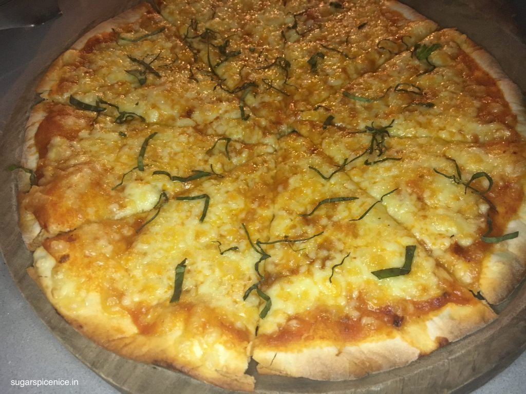 TRE LOUNGE Margherita Pizza